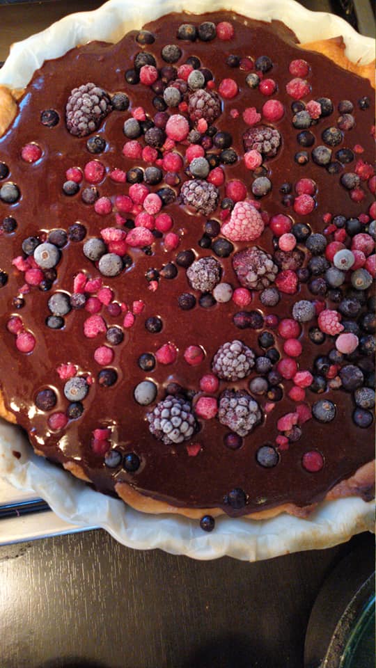 Desert tarta cu crema de ciocolata si fructe de padure
