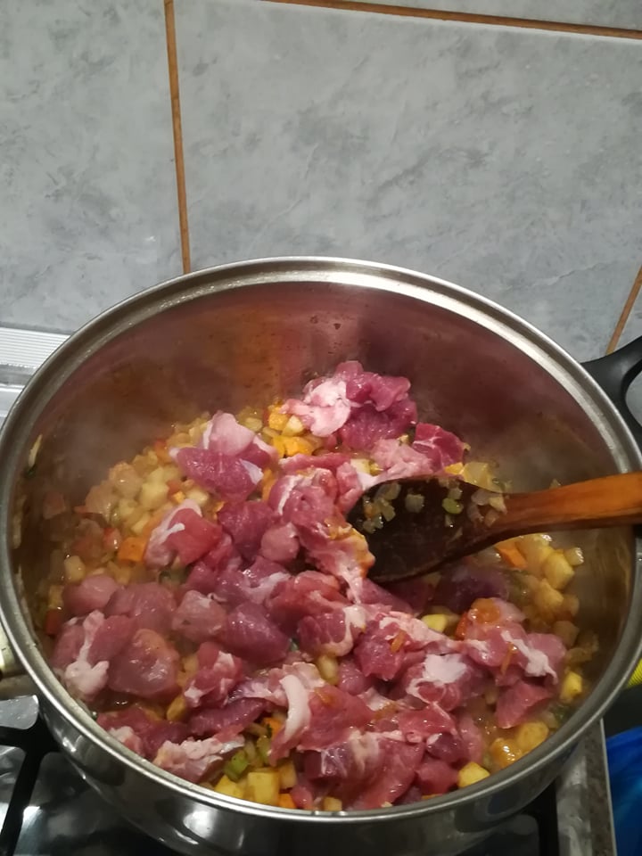 Paste cu sos de legume si ceafa de porc