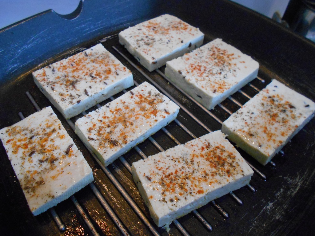 Branza tofu la grill, cu legume la aburi