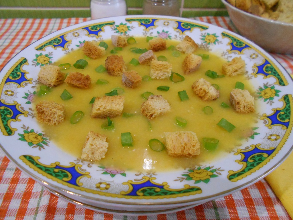 Supa crema de dovlecel, cu crutoane si ceapa verde