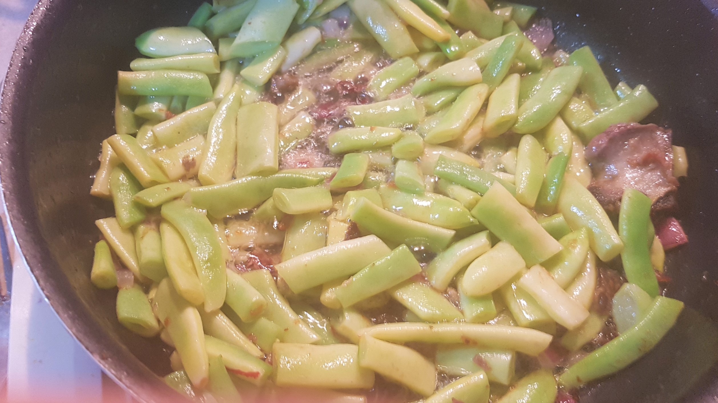 Piept de purcel afumat cu fasole verde