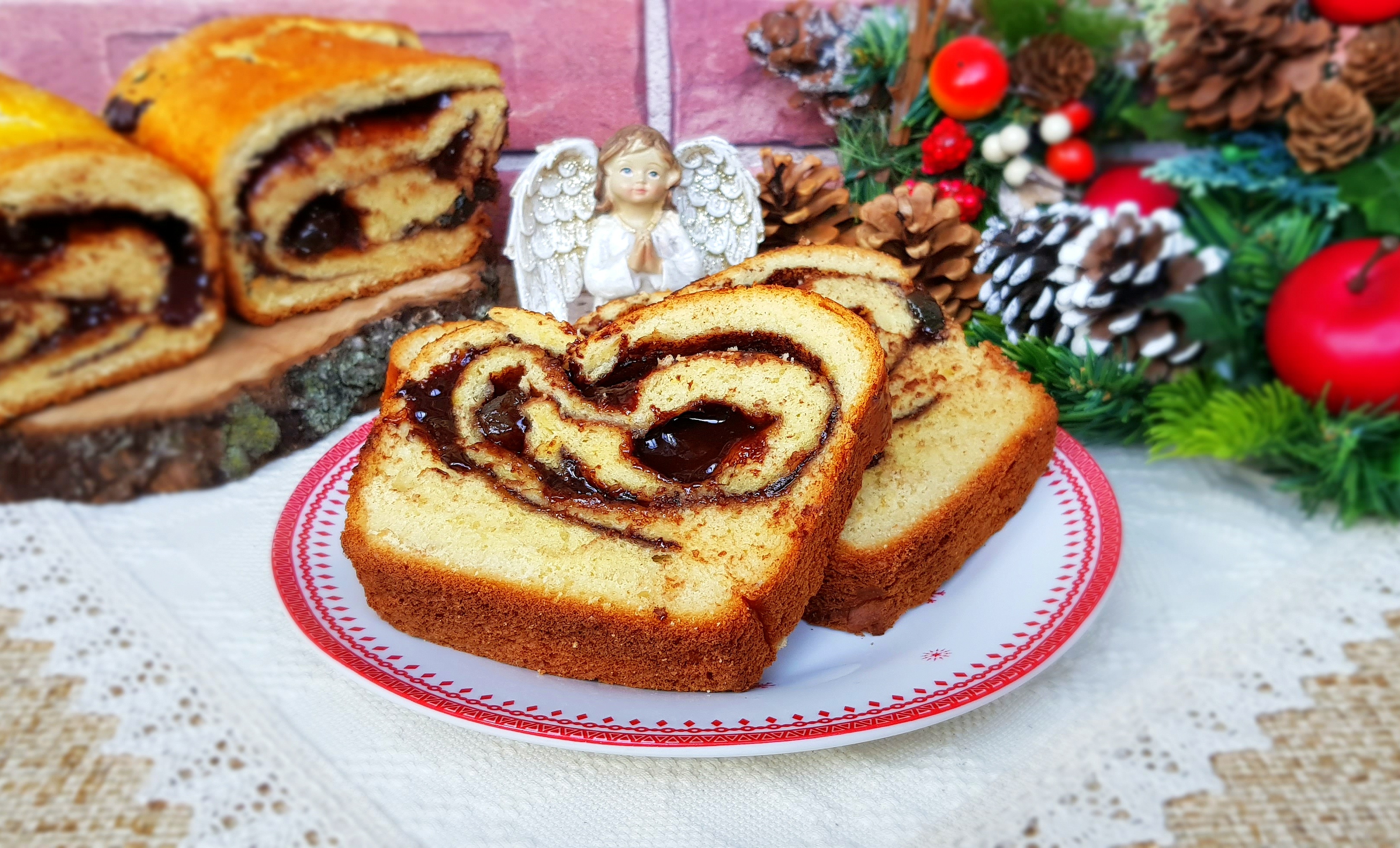 Desert cozonaci cu aluat dospit la rece, umpluti cu ciocolata si rahat