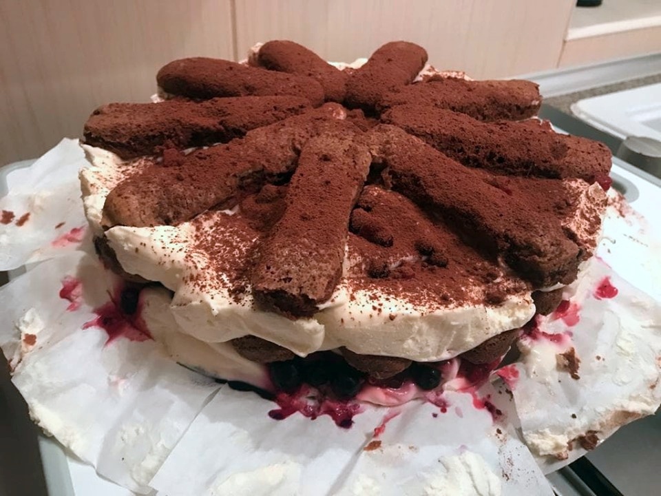 Desert Tiramisu cu fructe de padure