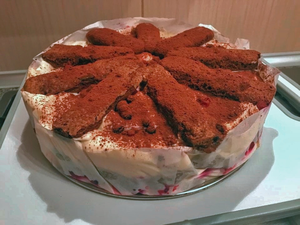 Desert Tiramisu cu fructe de padure