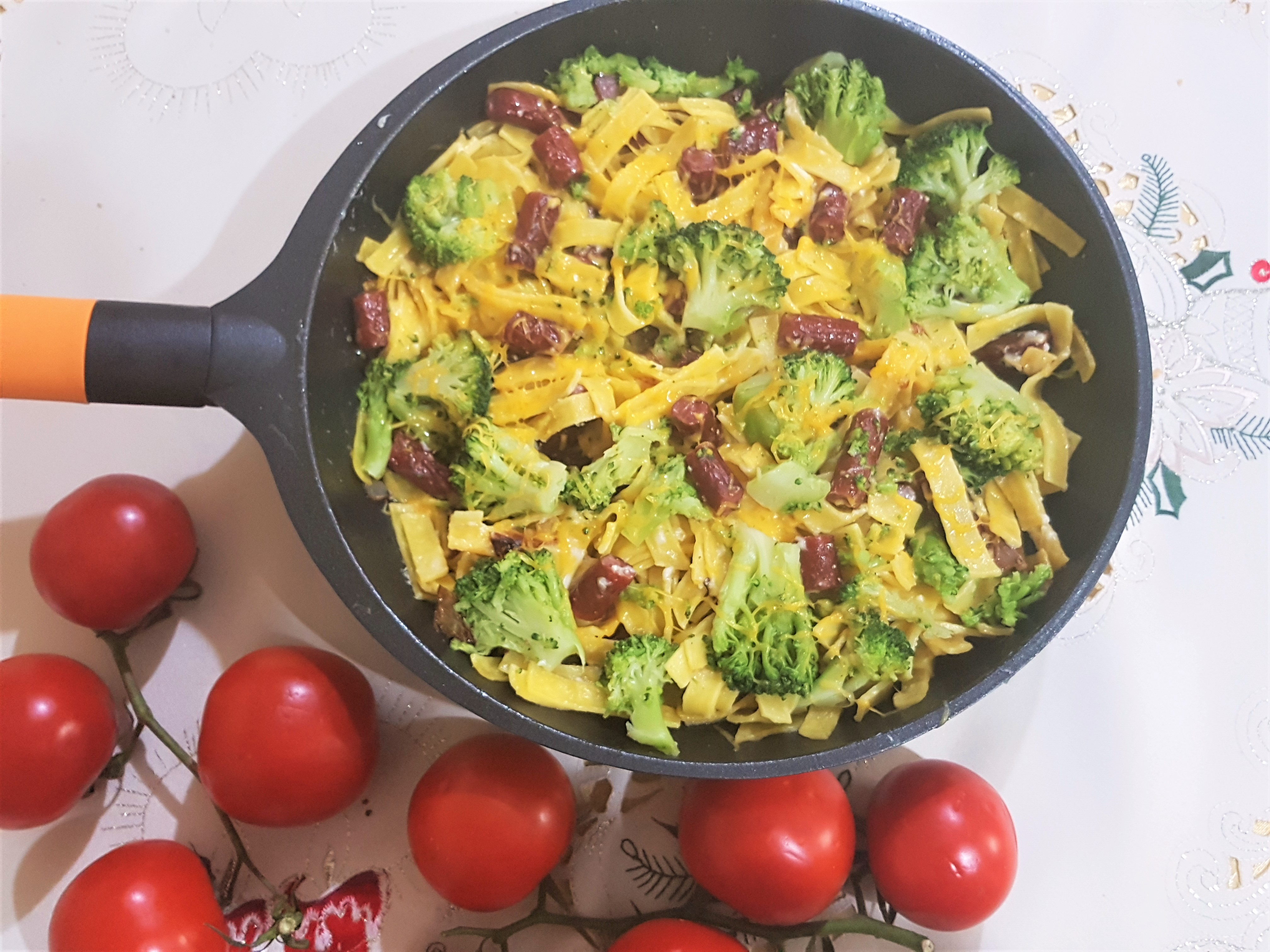 Tagliatelle cu broccoli, cheddar si sticks