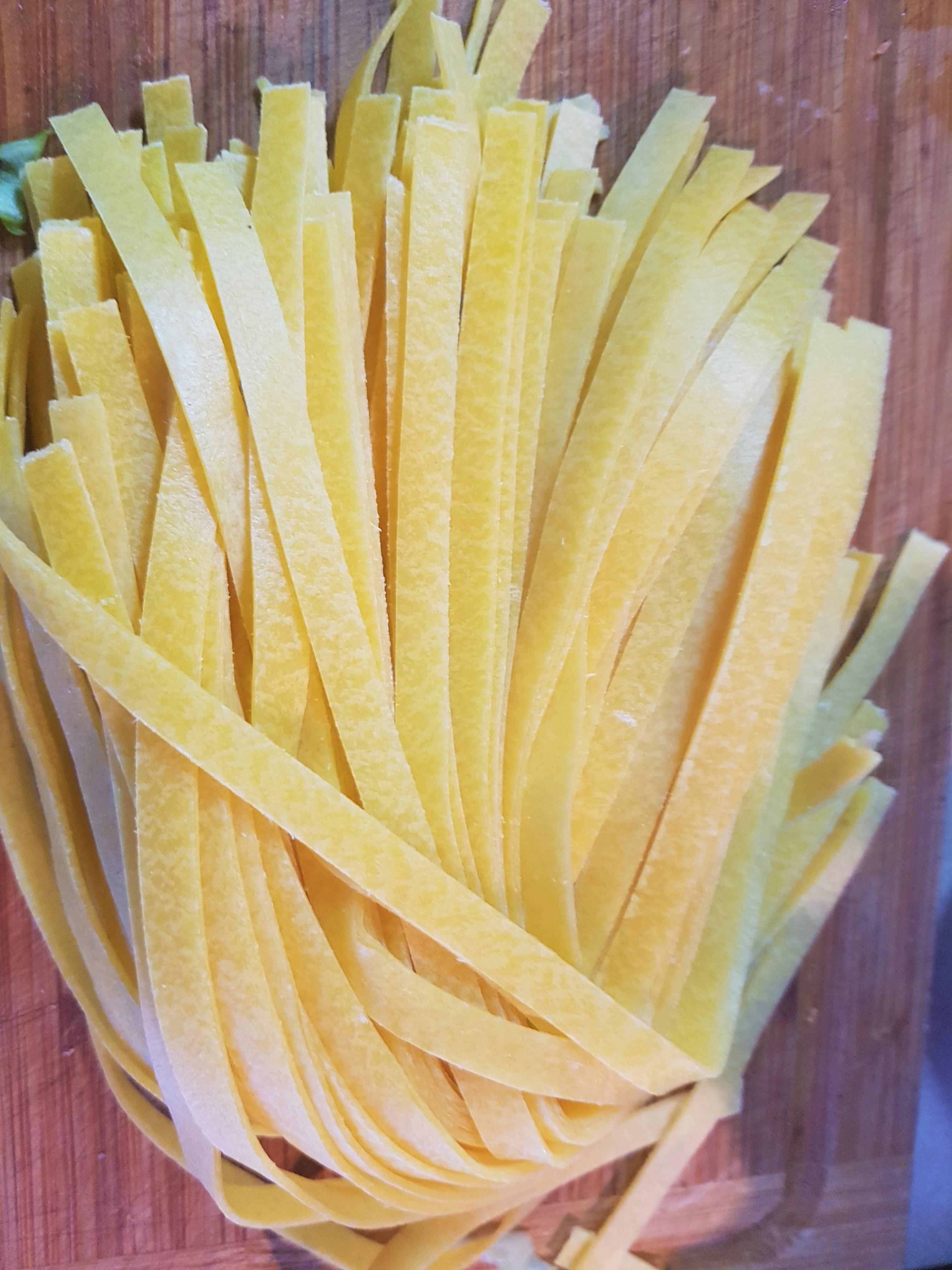 Tagliatelle cu broccoli, cheddar si sticks