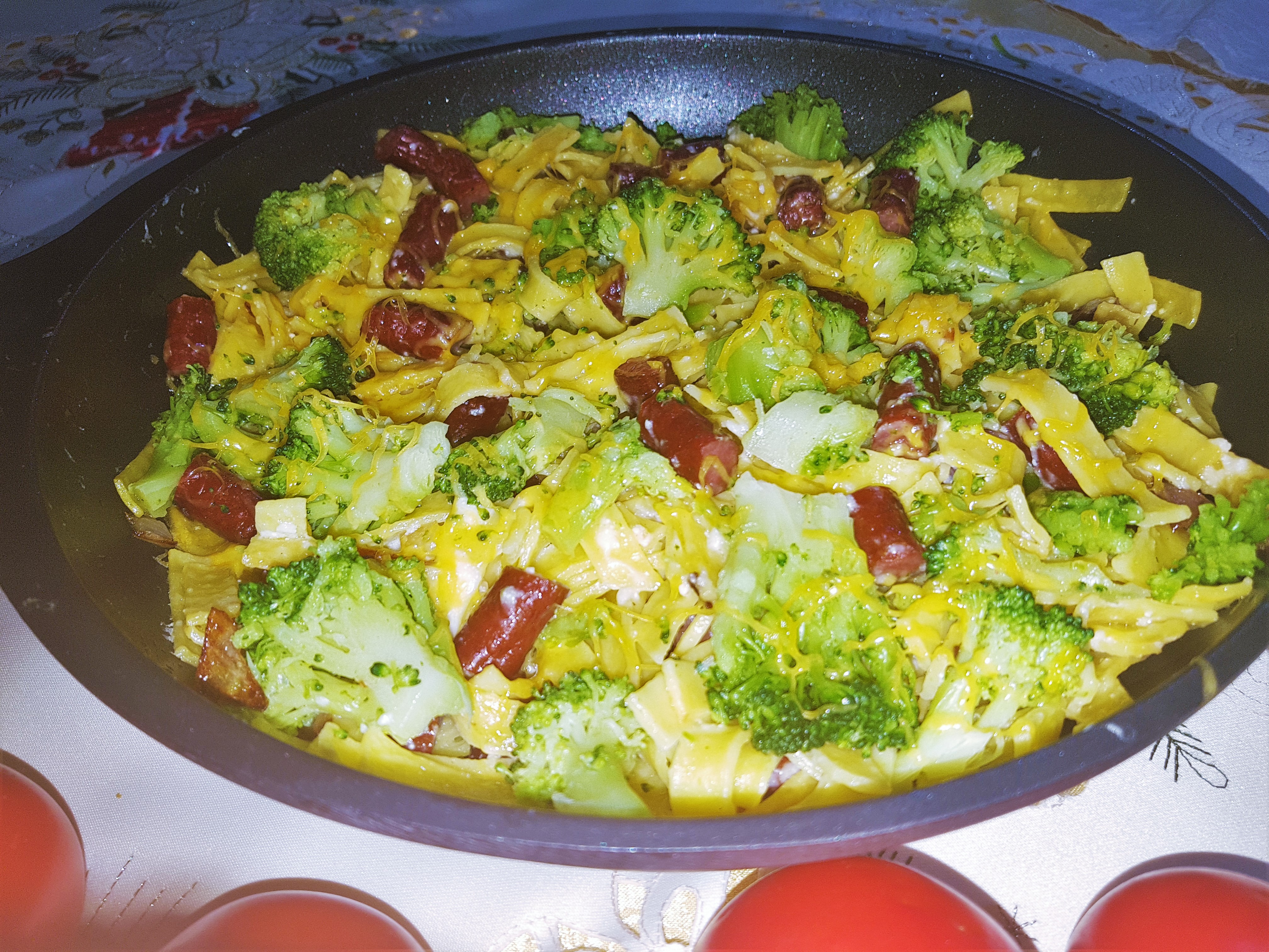 Tagliatelle cu broccoli, cheddar si sticks