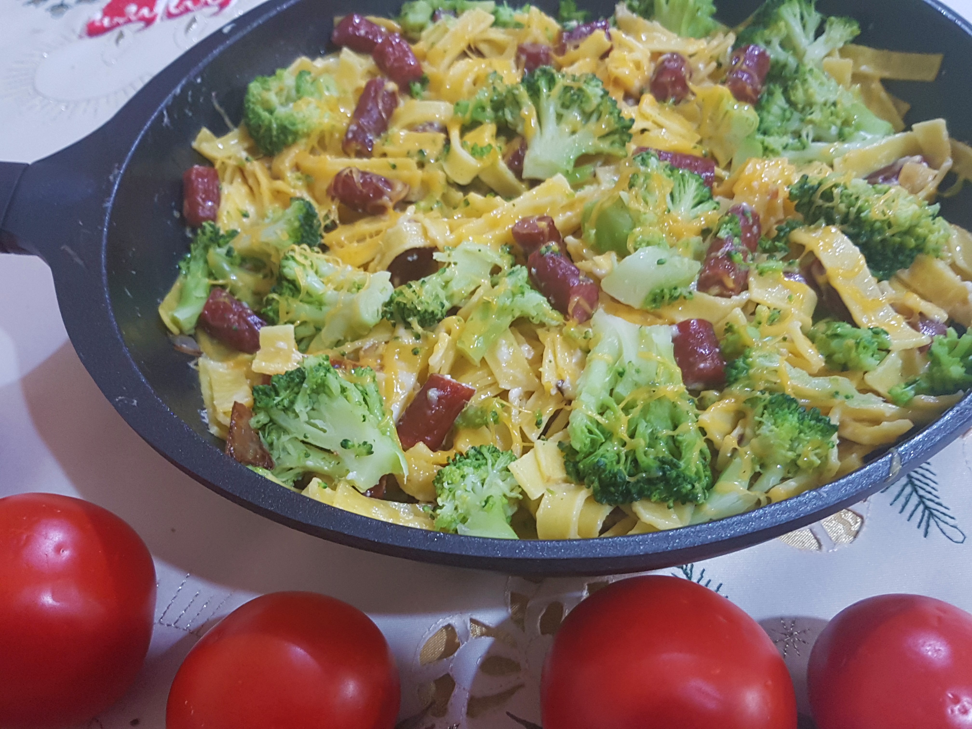 Tagliatelle cu broccoli, cheddar si sticks