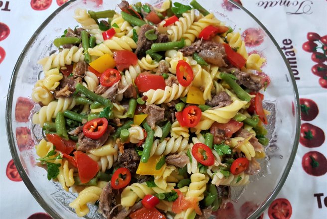 Salata calda cu fusilli, fasole verde si carnita de vitel