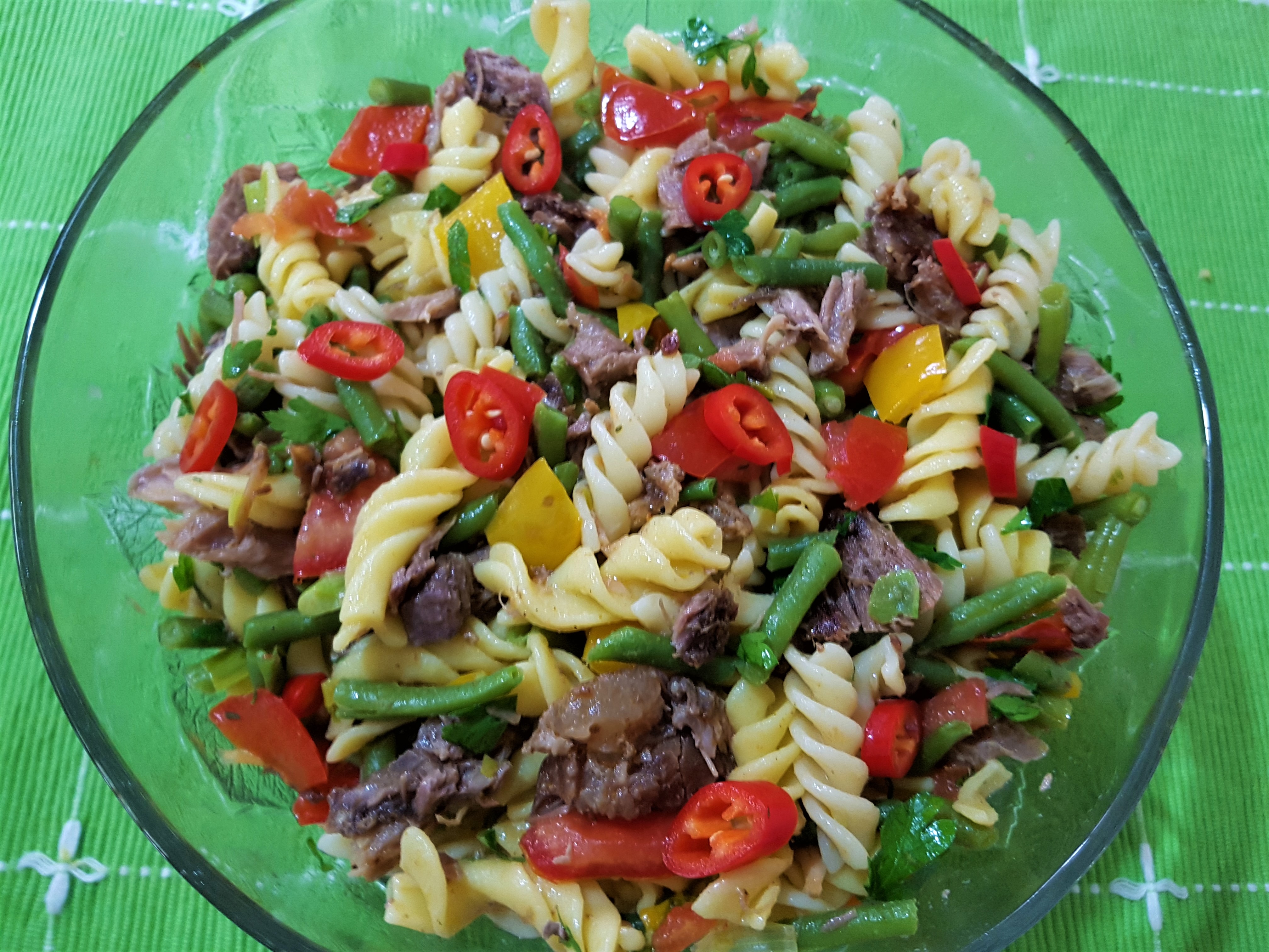 Salata calda cu fusilli, fasole verde si carnita de vitel