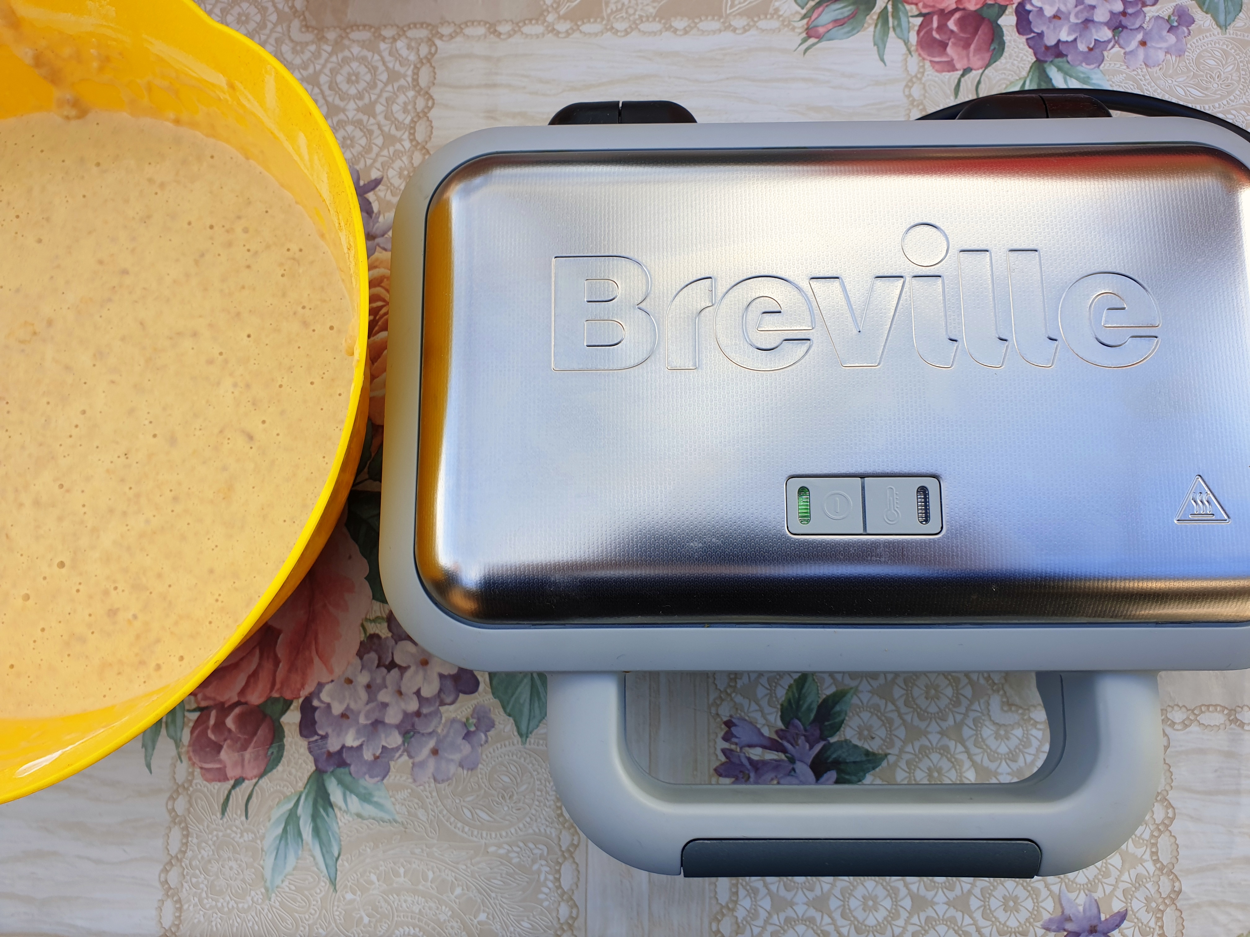 Desert gofre cu mere in compozitie si crema cu caramel la aparatul Waffle Maker Duraceramic Breville