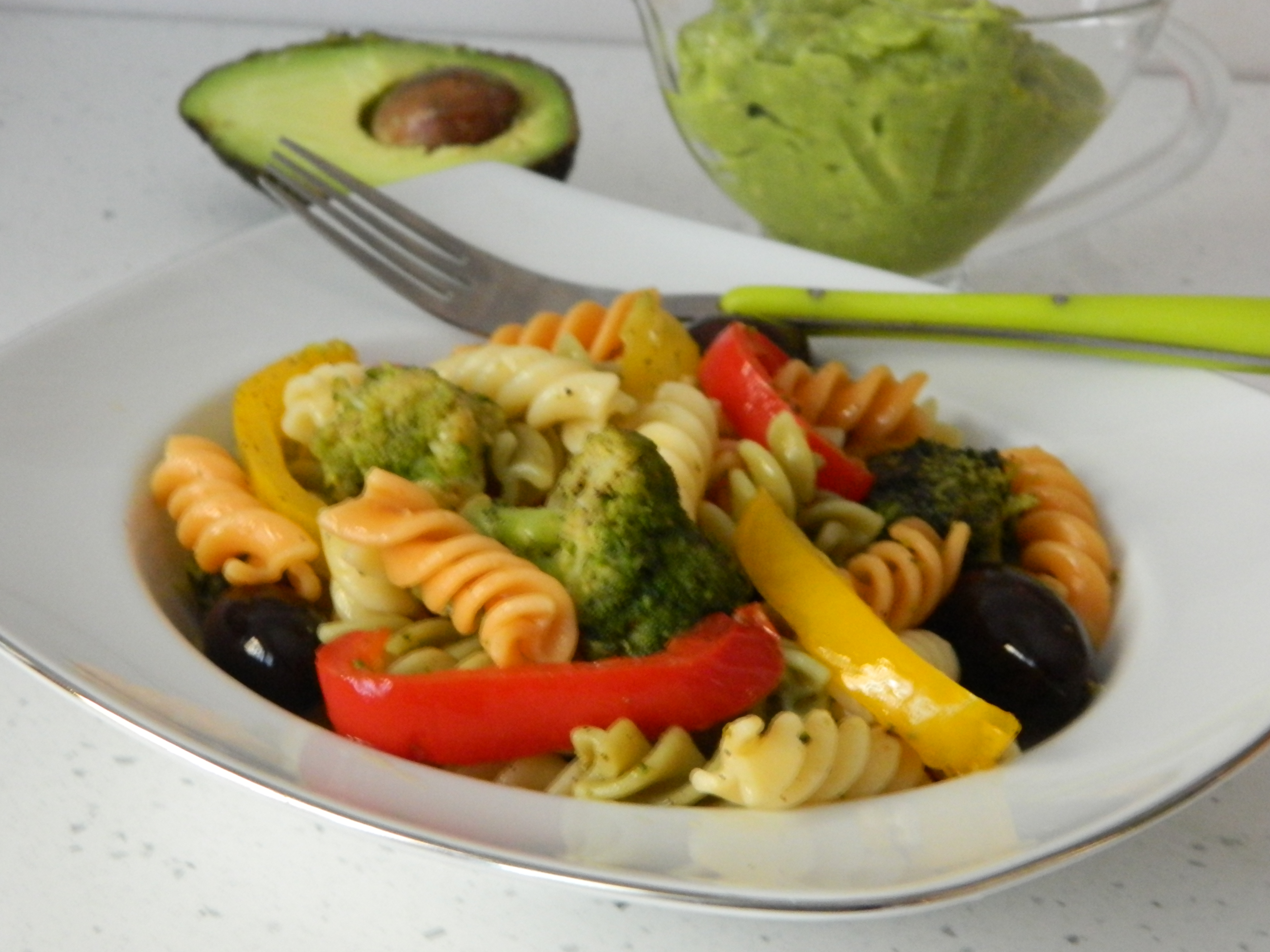 Fusilli cu ardei gras, broccoli, masline si sos de avocado