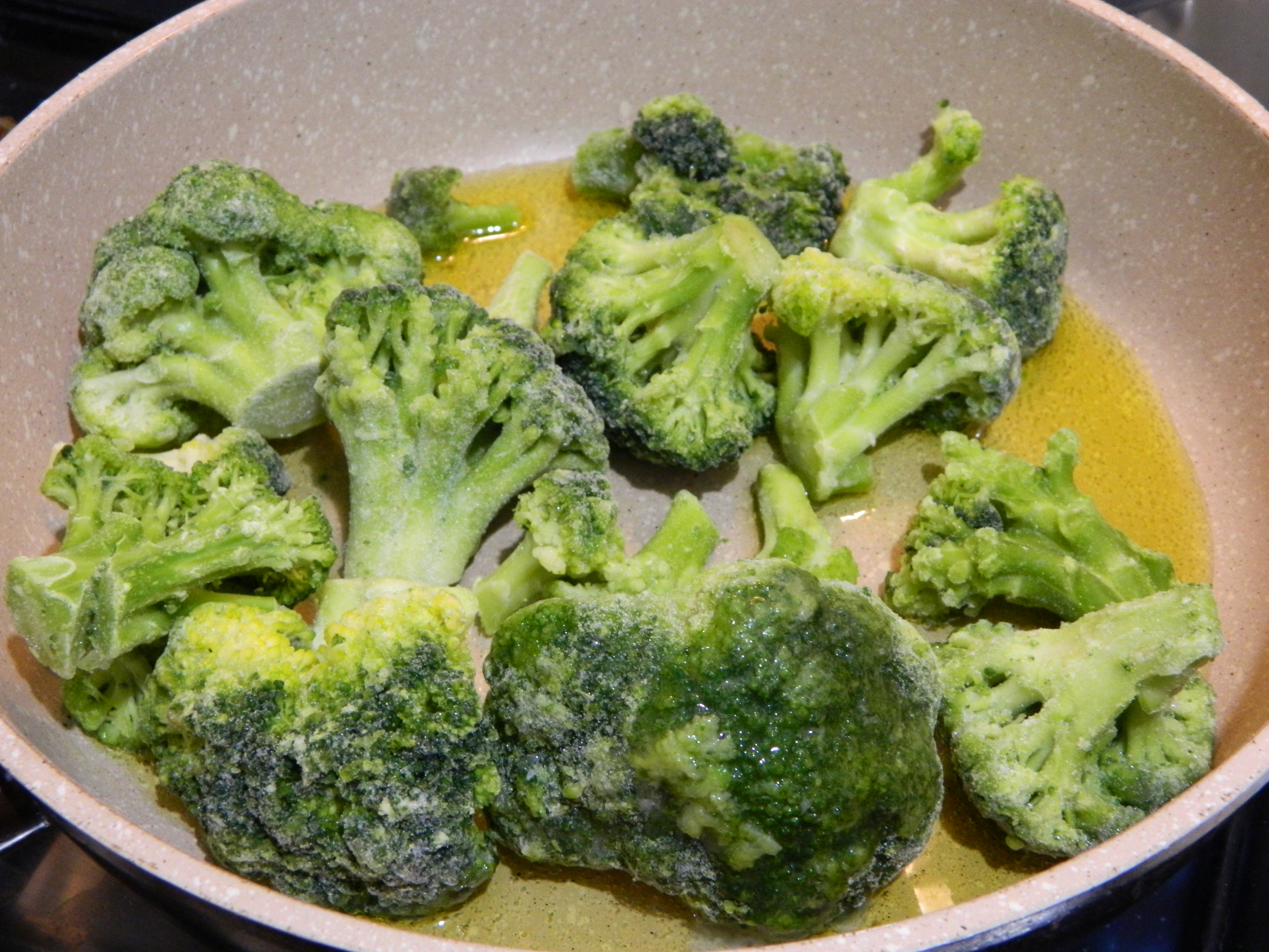 Fusilli cu ardei gras, broccoli, masline si sos de avocado