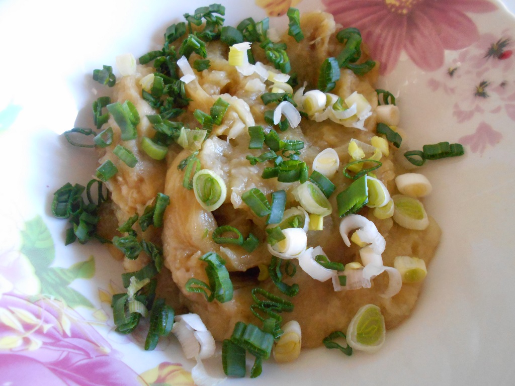 Salata fina de vinete, cu maioneza, ceapa verde si rodie