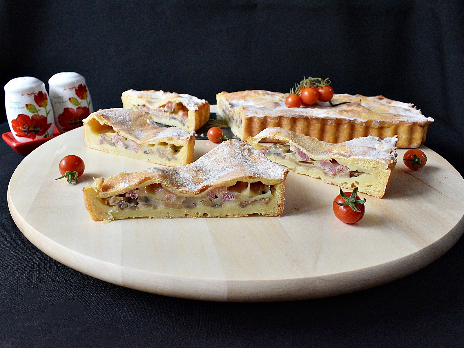 Aperitiv tarta cu cartofi in aluat, bacon si mozzarella