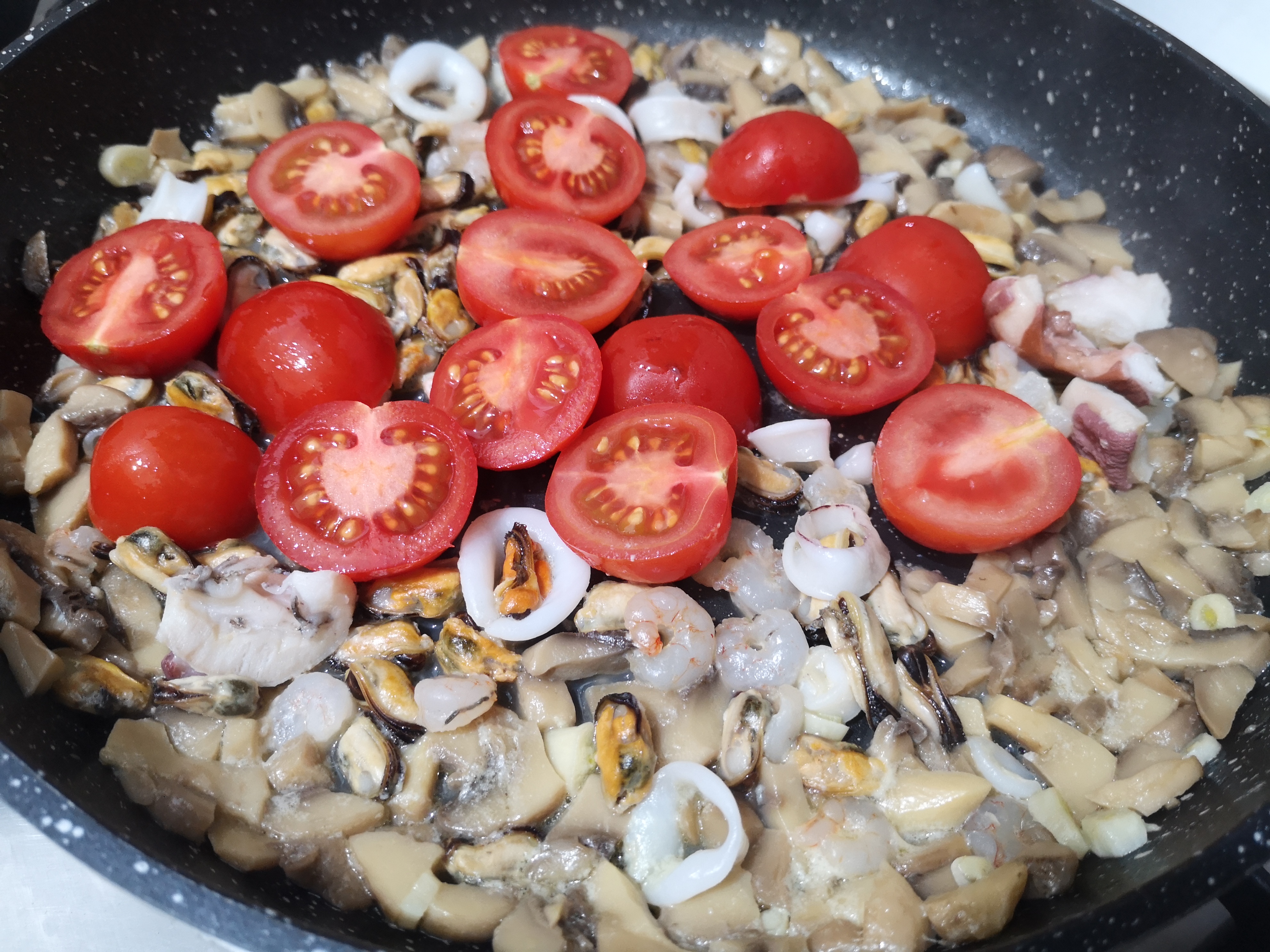 Tagliatelle cu fructe de mare