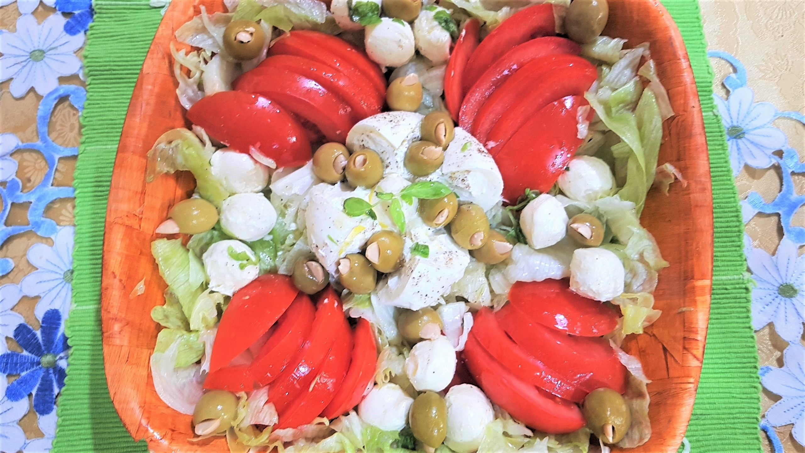 Salata cu burata, mozzarella si rosii