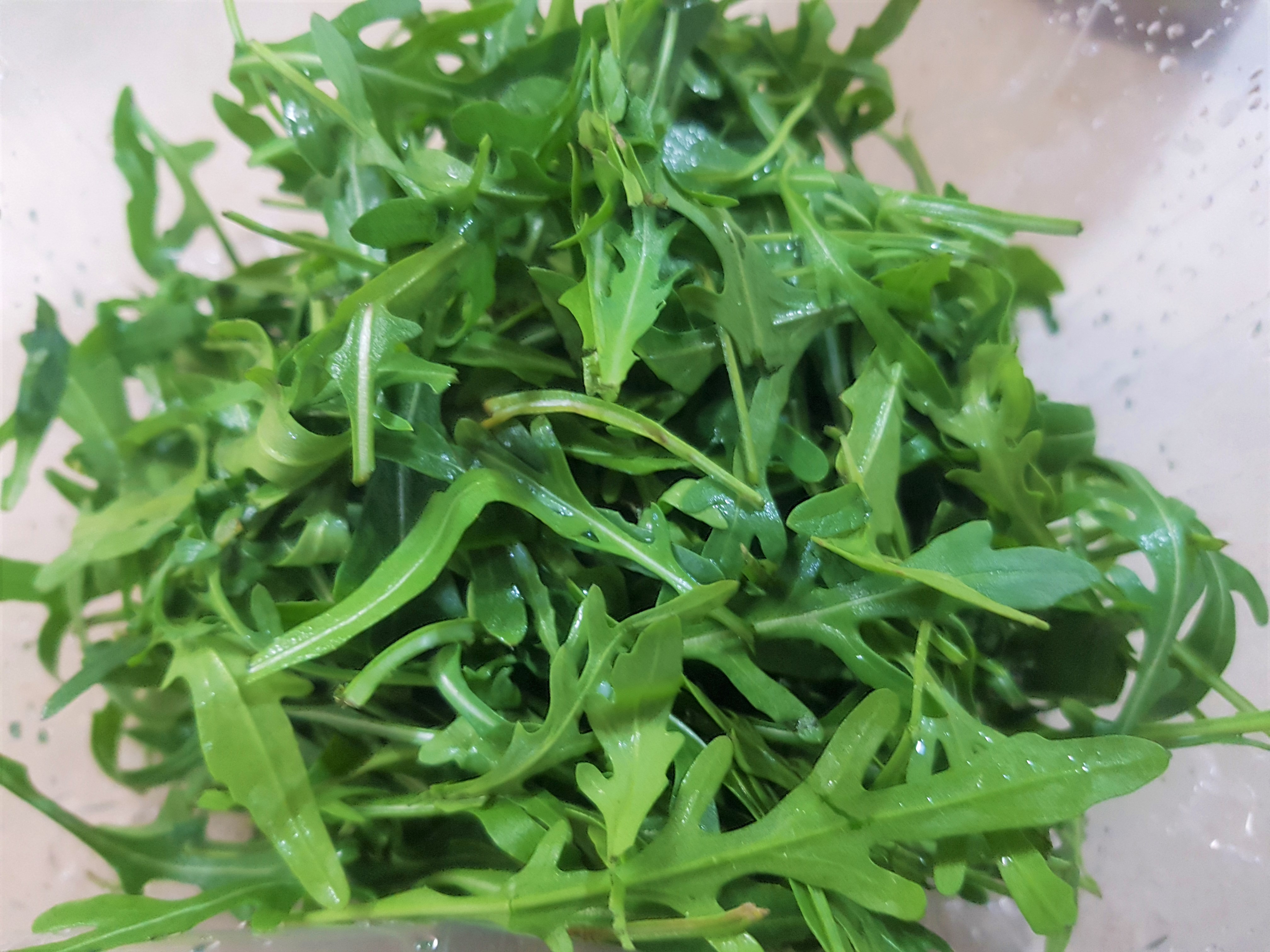 Salata cu rucola, pere si gorgonzola