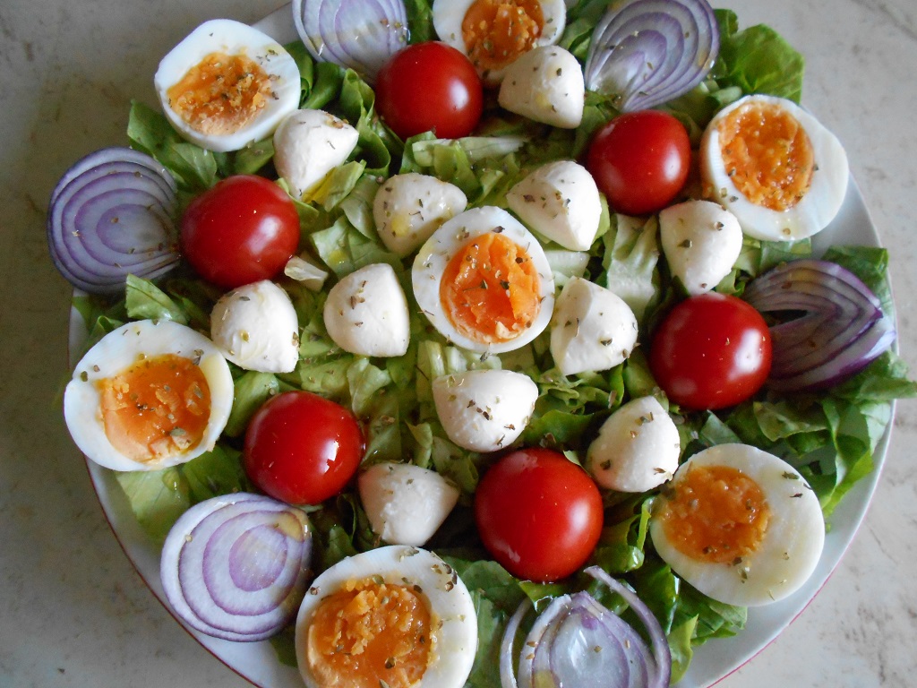 Salata cu mini mozzarella si rosii cherry