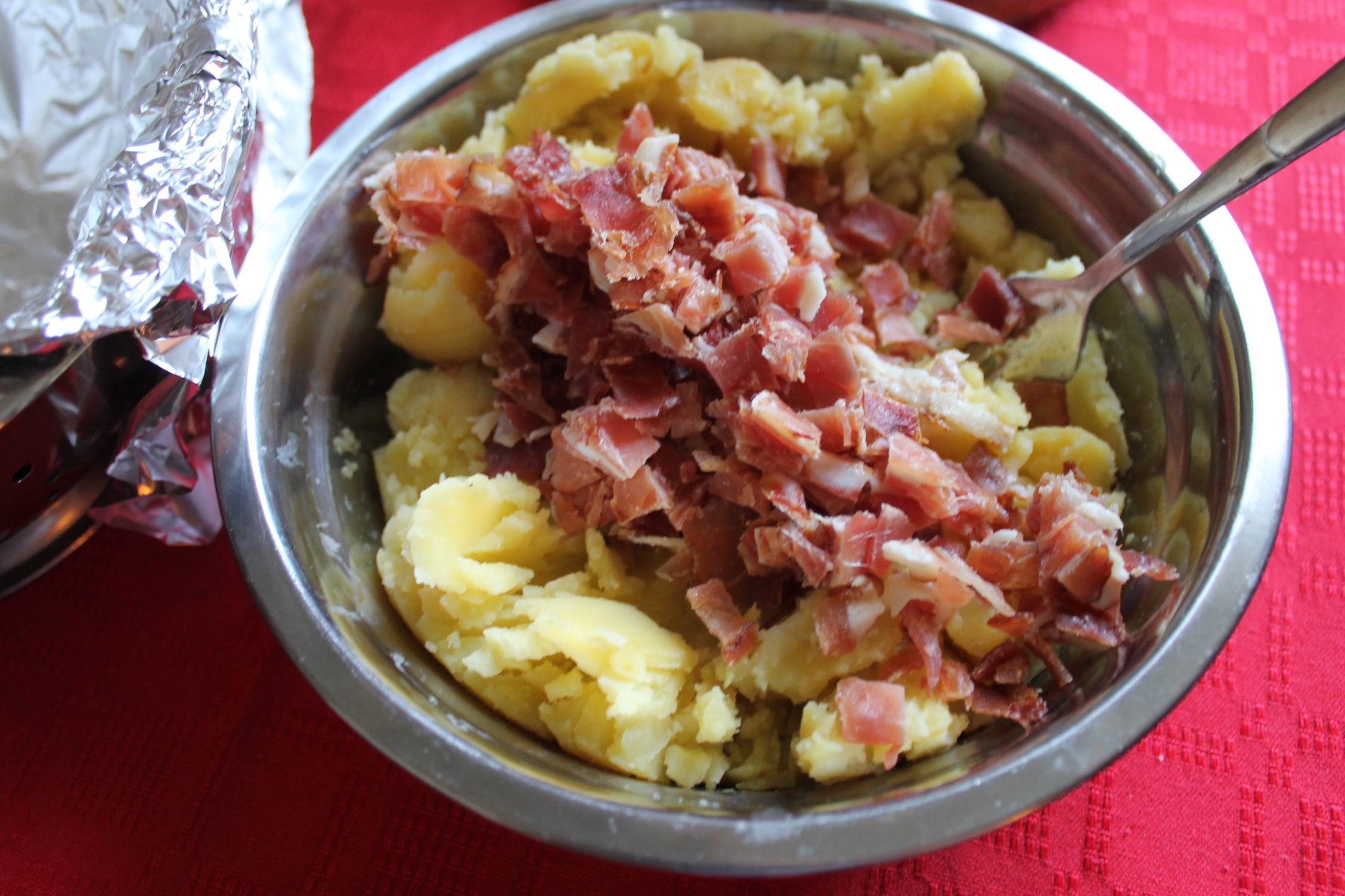 Musuroi de cartita din carne tocata, cartofi si bacon