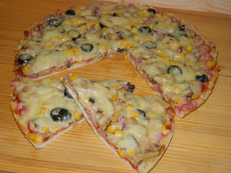 Pizza cu carnati si mozarella