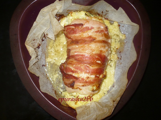 Piept de pui umplut cu branzeturi si invelit in bacon