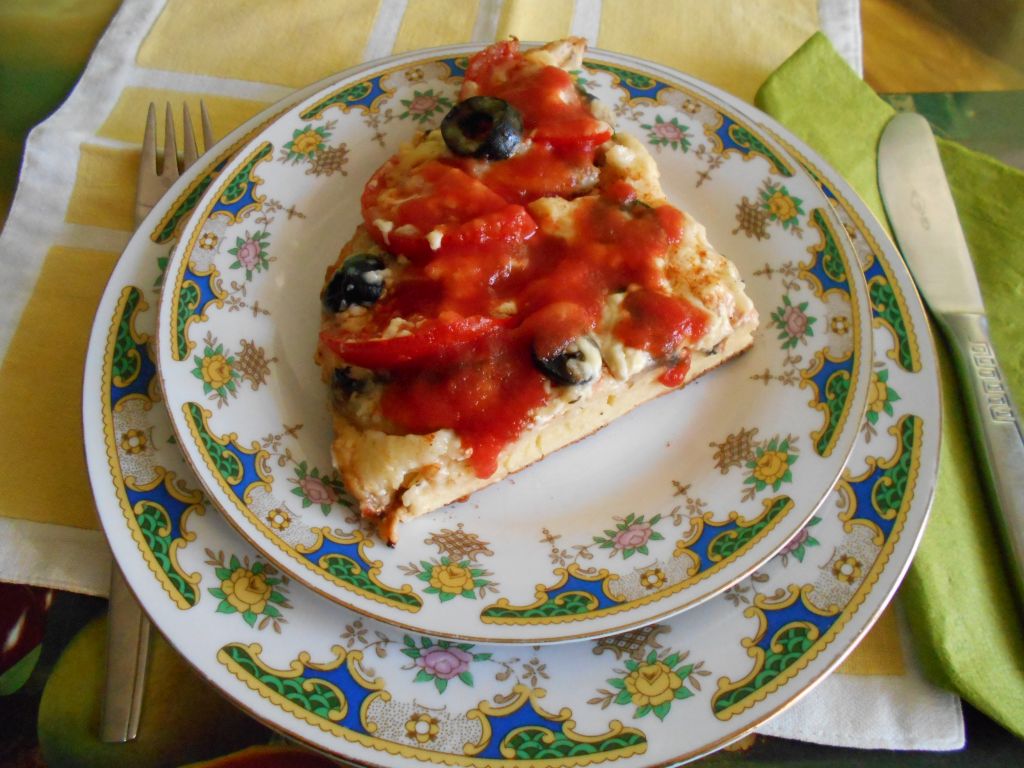 Pizza la tigaie, cu ciuperci, branzeturi si masline