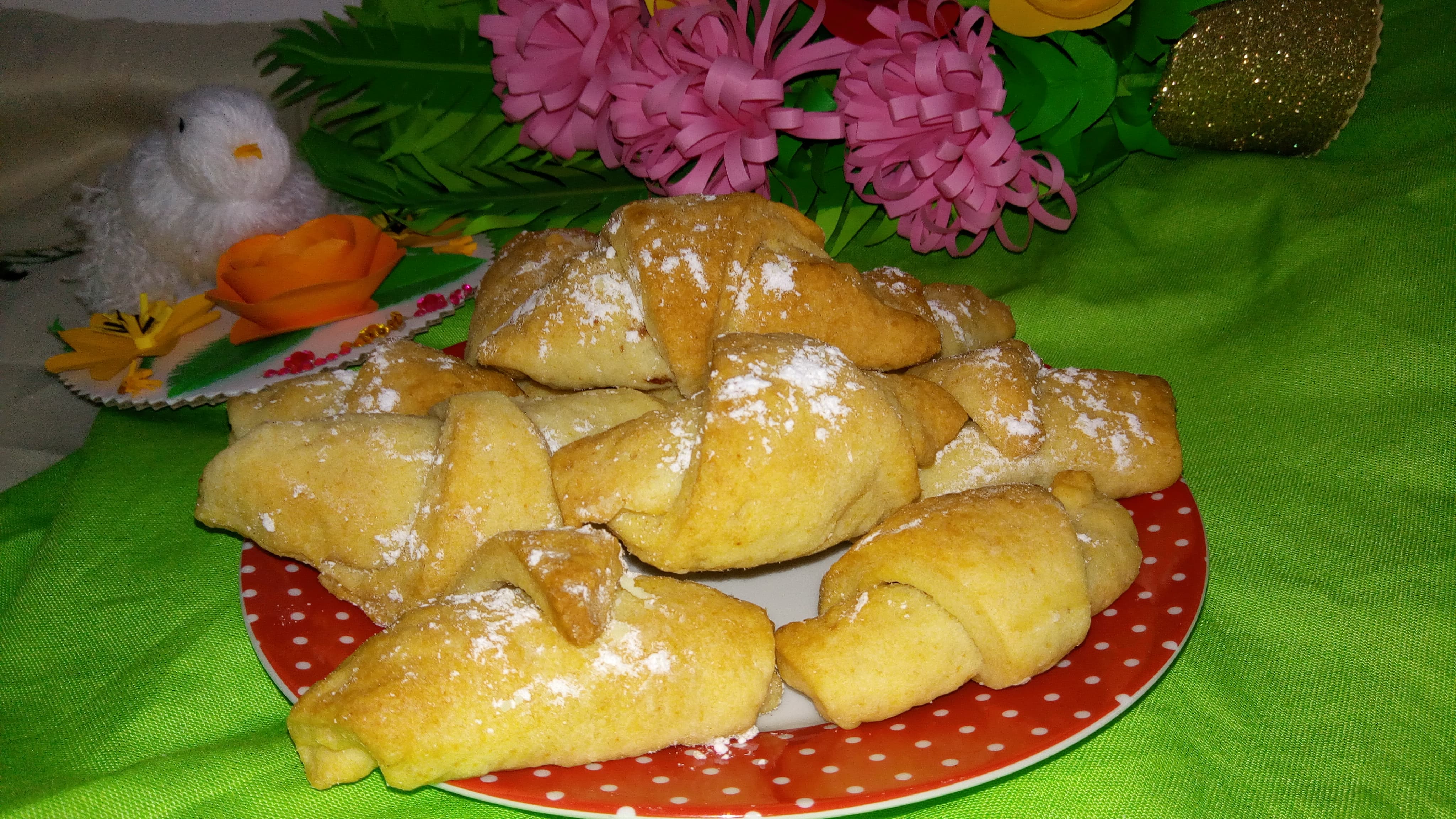 Desert cornulete fragede cu iaurt in aluat si umplutura de ciocolata cu rahat