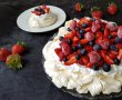 Desert Pavlova cu mascarpone si fructe-6