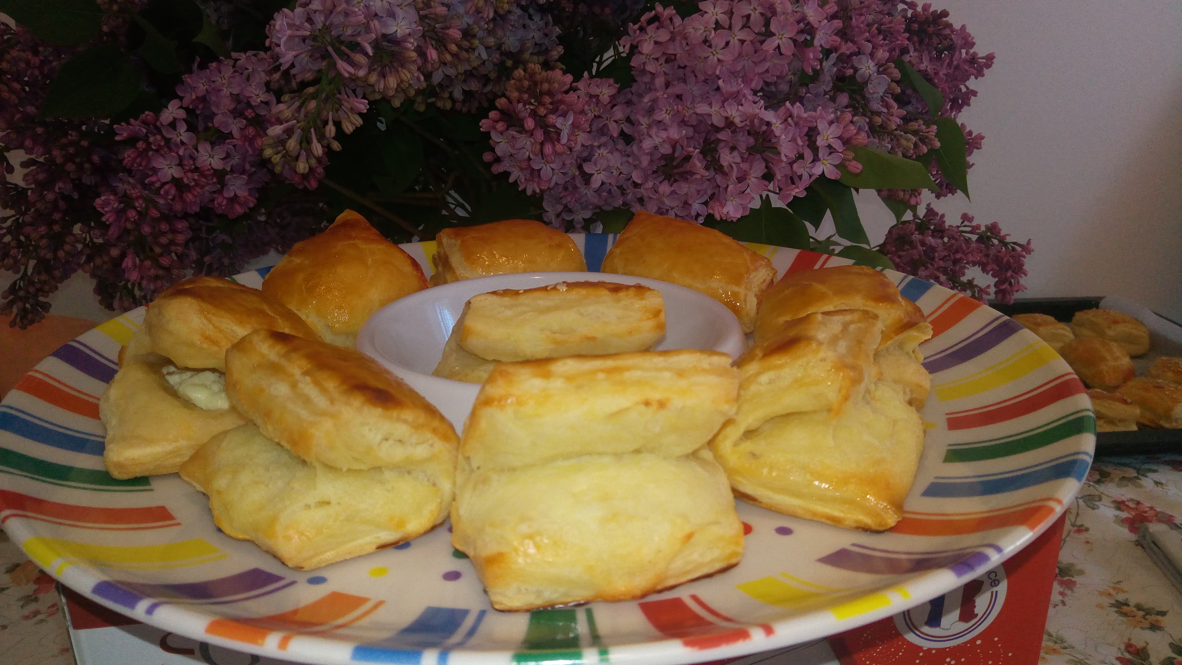 Aperitiv pateuri cu branza din aluat de foietaj facut in casa