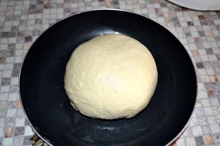 Paine cu crenvursti si mozzarella