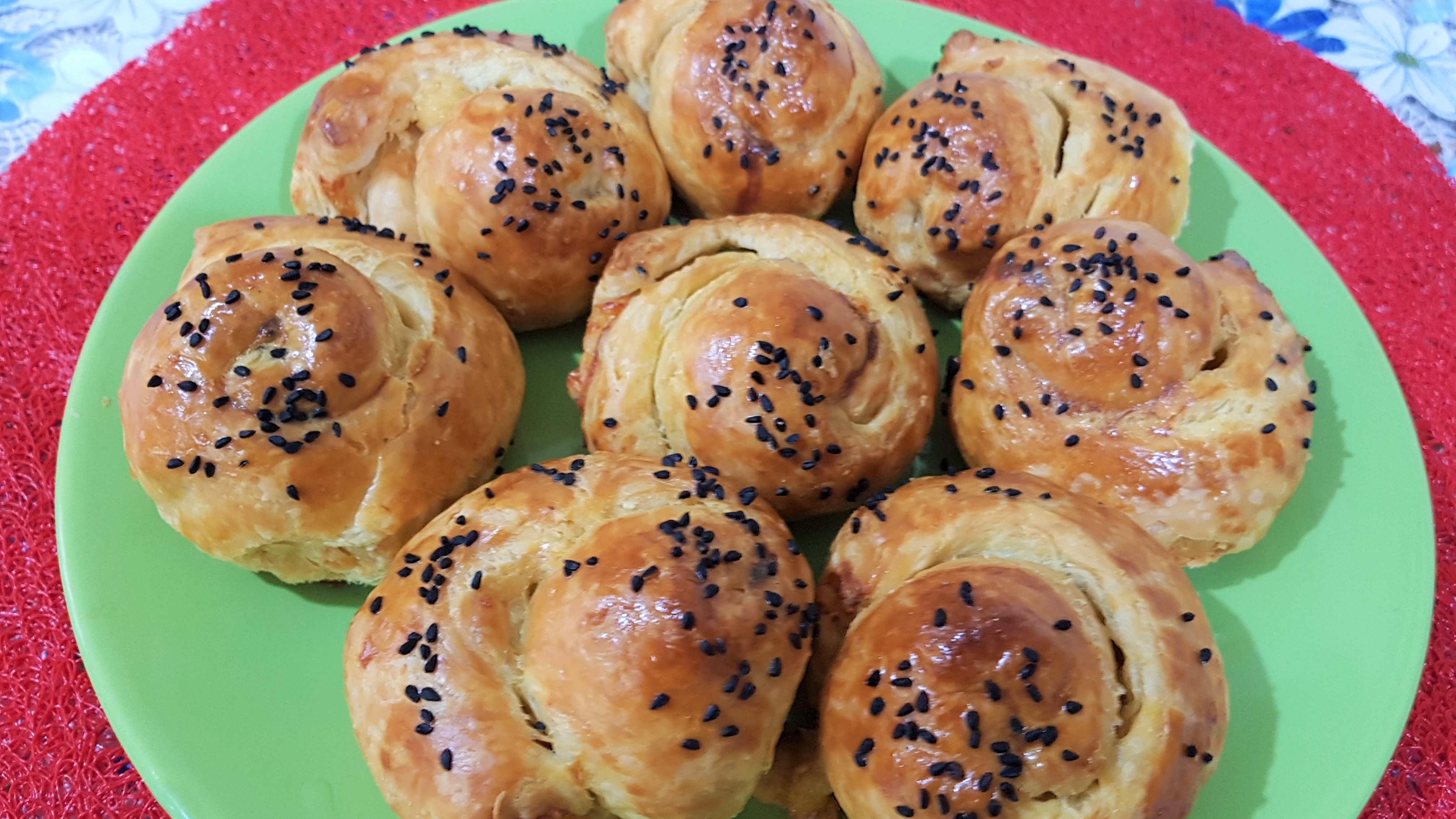 Aperitiv melcisori cu branza si ceapa verde