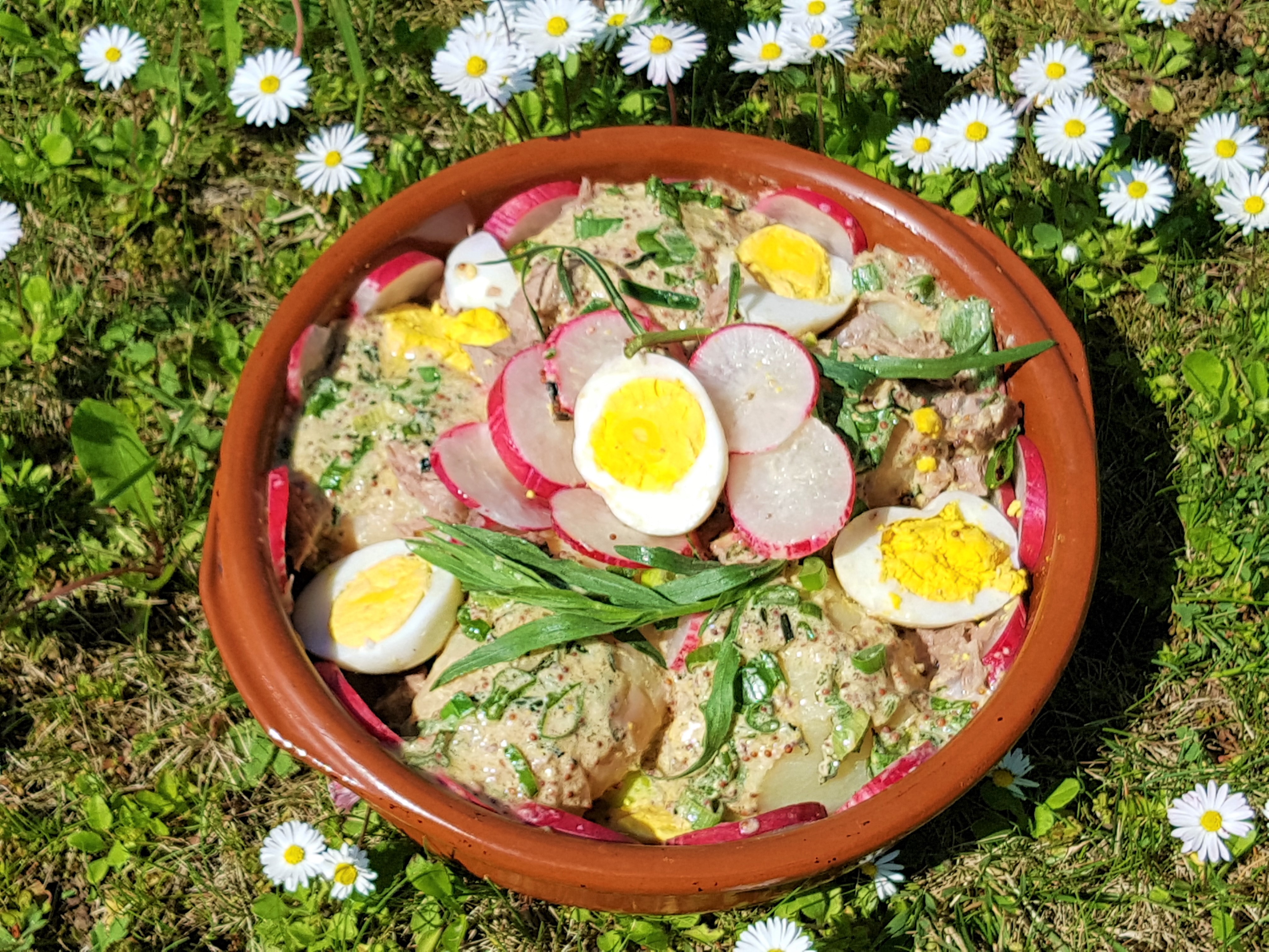 Salata de cartofi cu carne de vitel, oua si tarhon verde