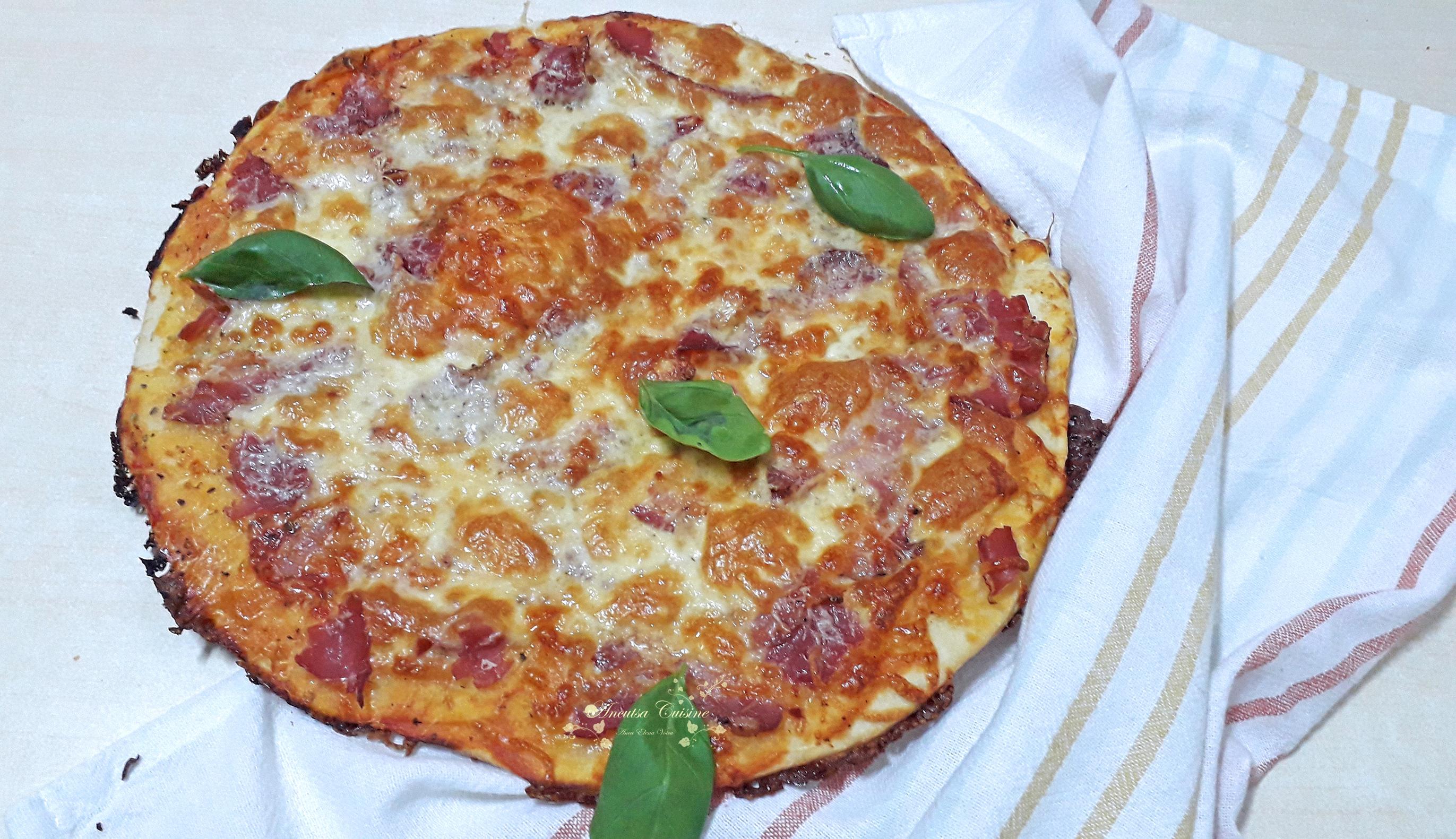 Pizza cu sunca, mozzarella si parmezan