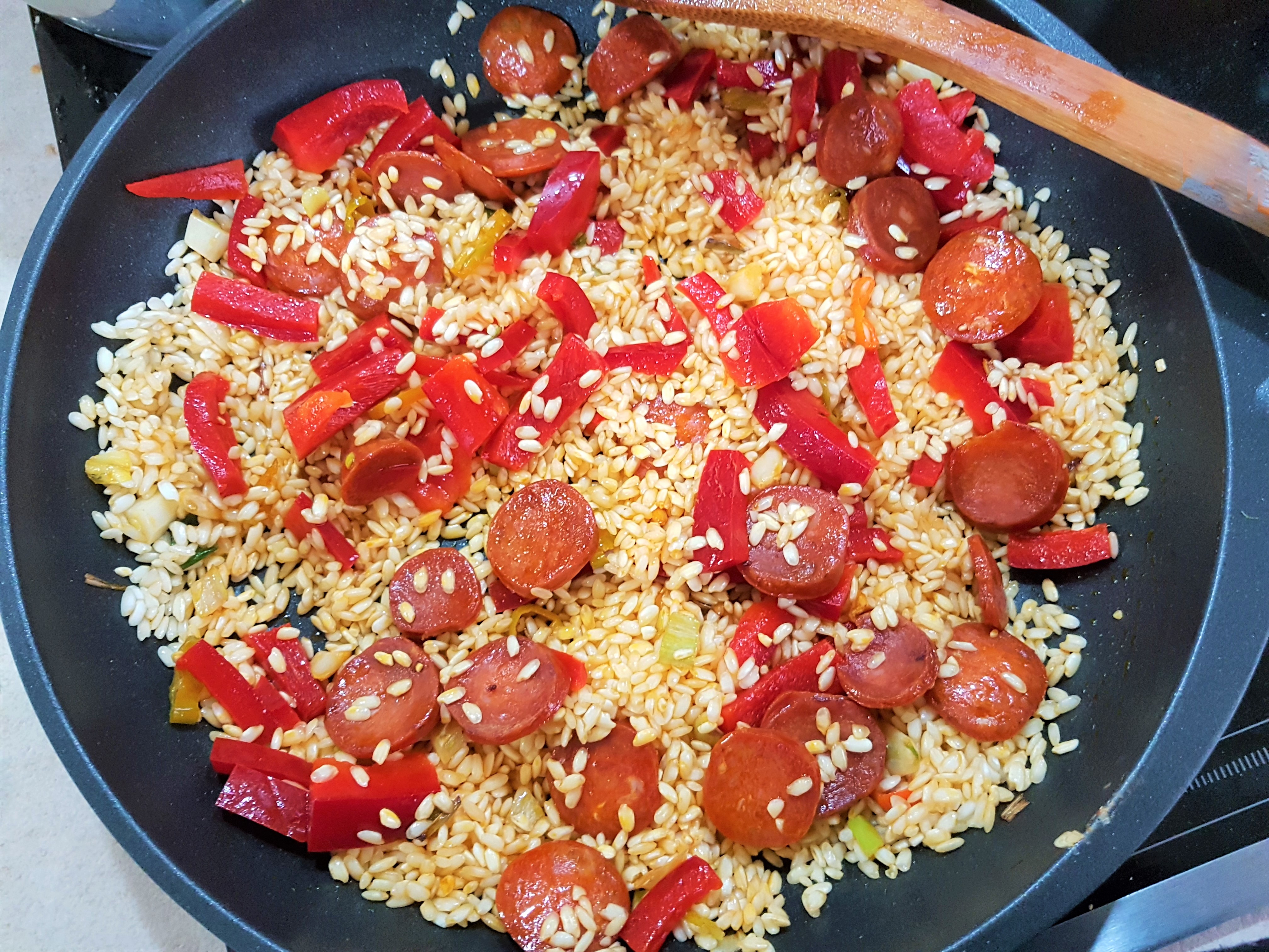 Paella cu creveti si chorizo