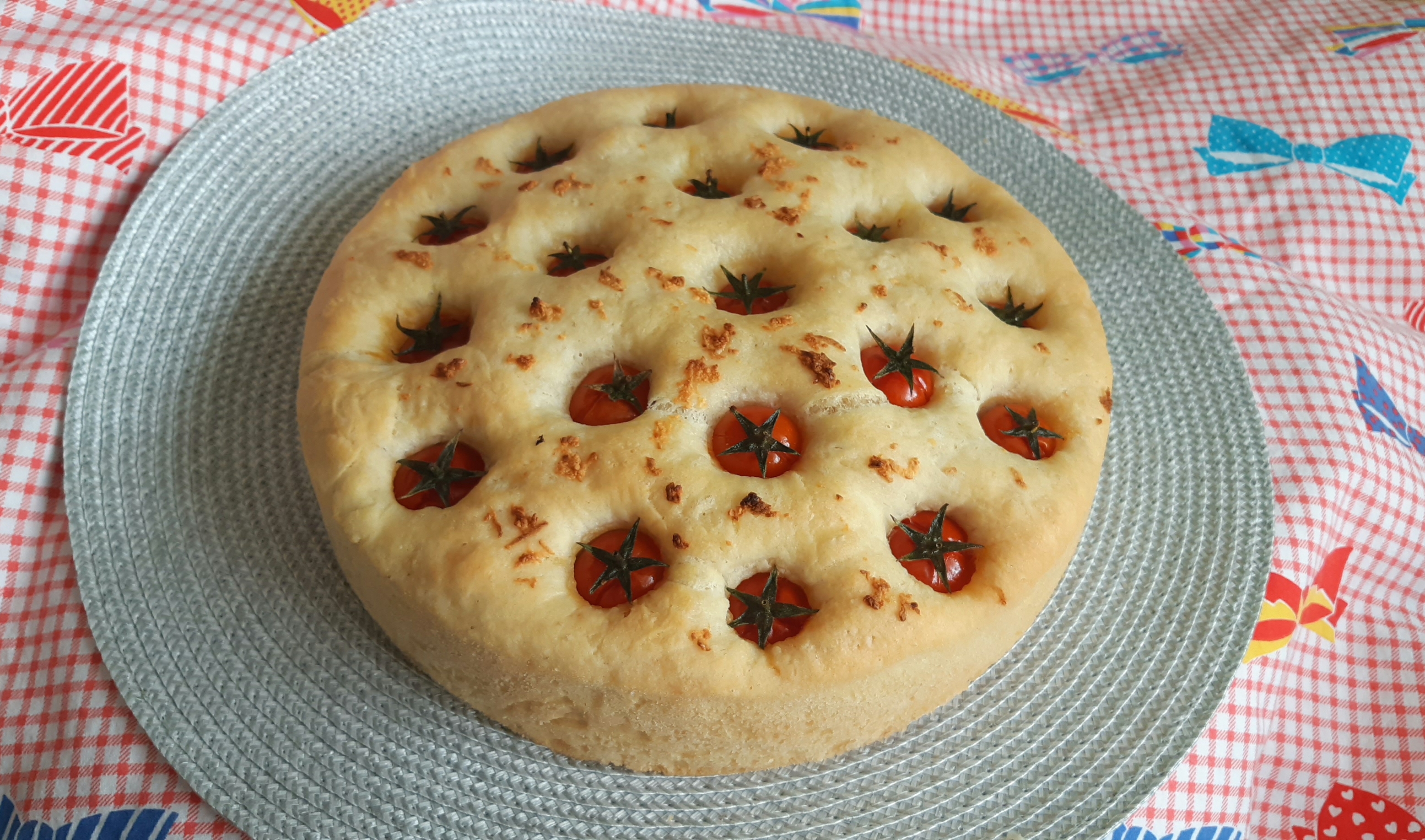 Focaccia pufoasa cu rosii cherry si usturoi