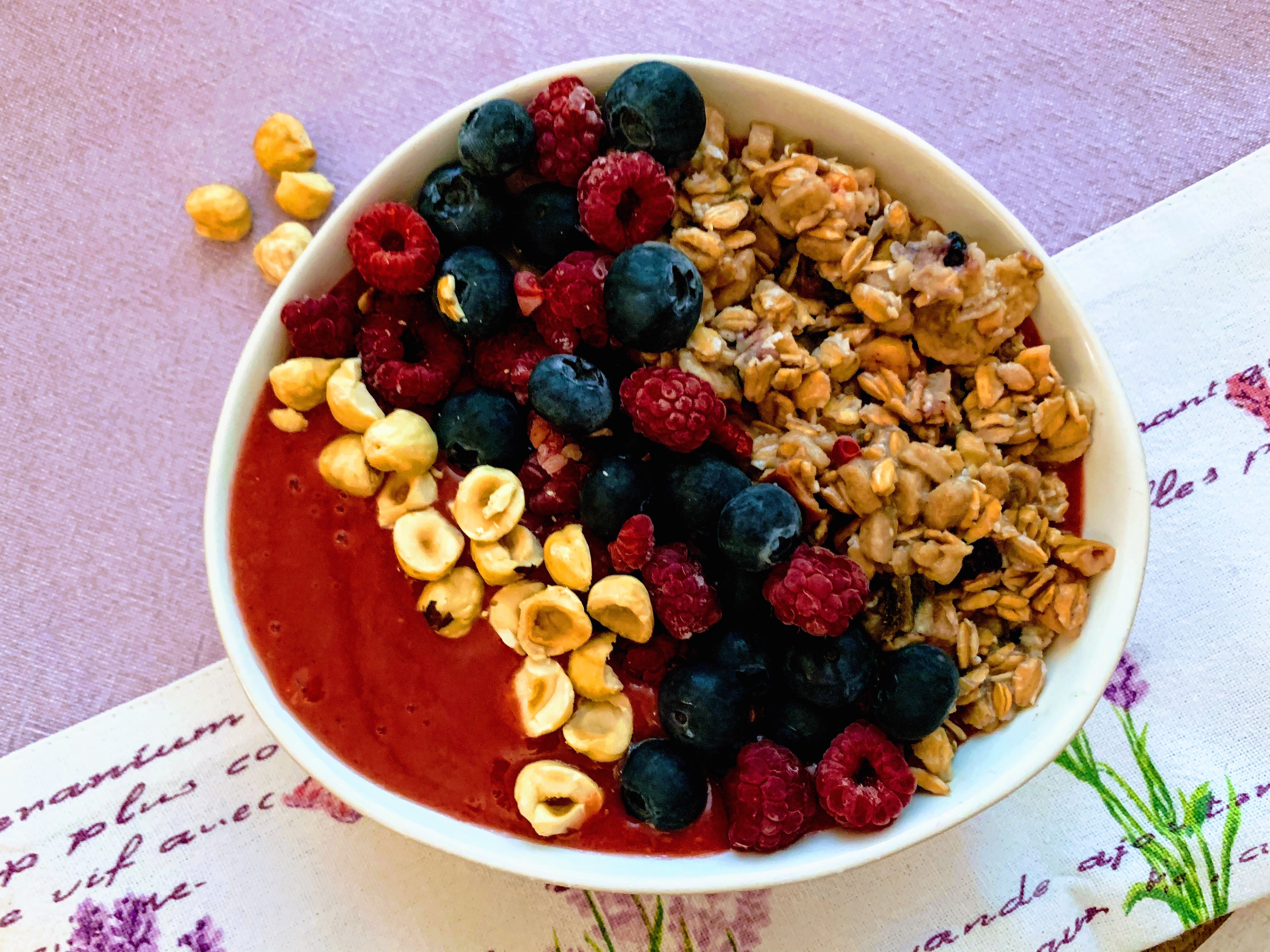 Smoothie bowl cu fructe de padure si banane