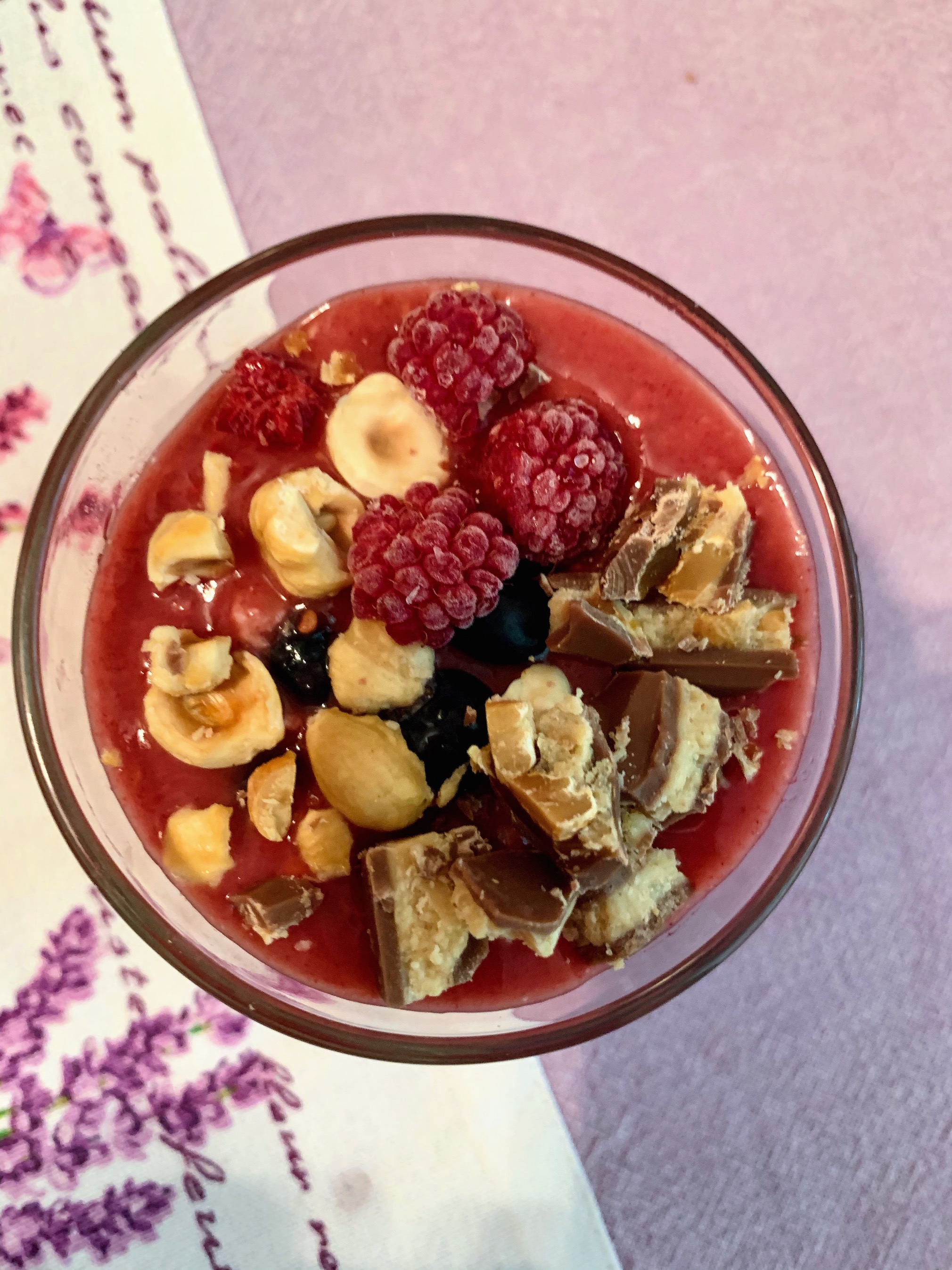 Smoothie bowl cu fructe de padure si banane