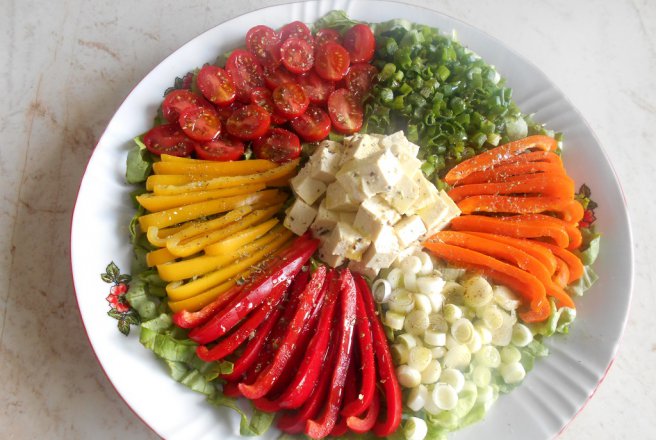 Salata cu tofu, ardei mini, ceapa verde si rosii cherry