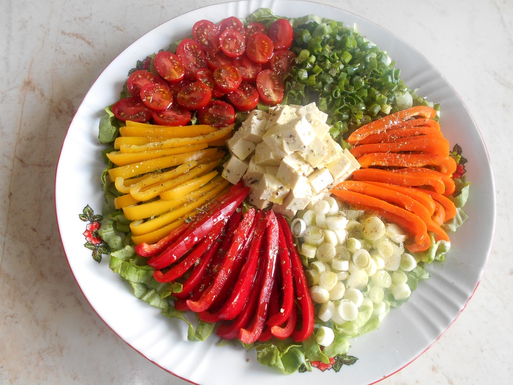 Salata cu tofu, ardei mini, ceapa verde si rosii cherry