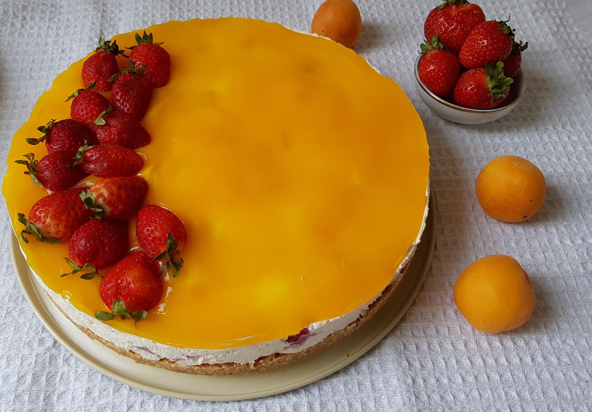 Desert cheesecake cu capsuni si caise