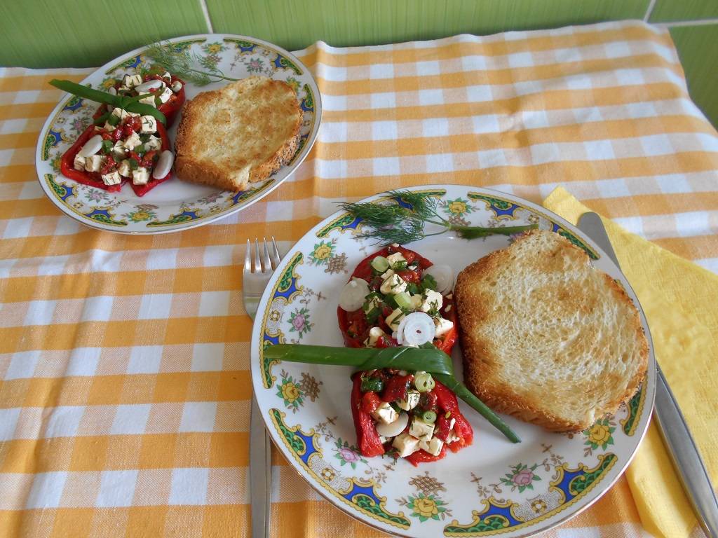 Salata de ardei capia copti, cu telemea si ceapa verde