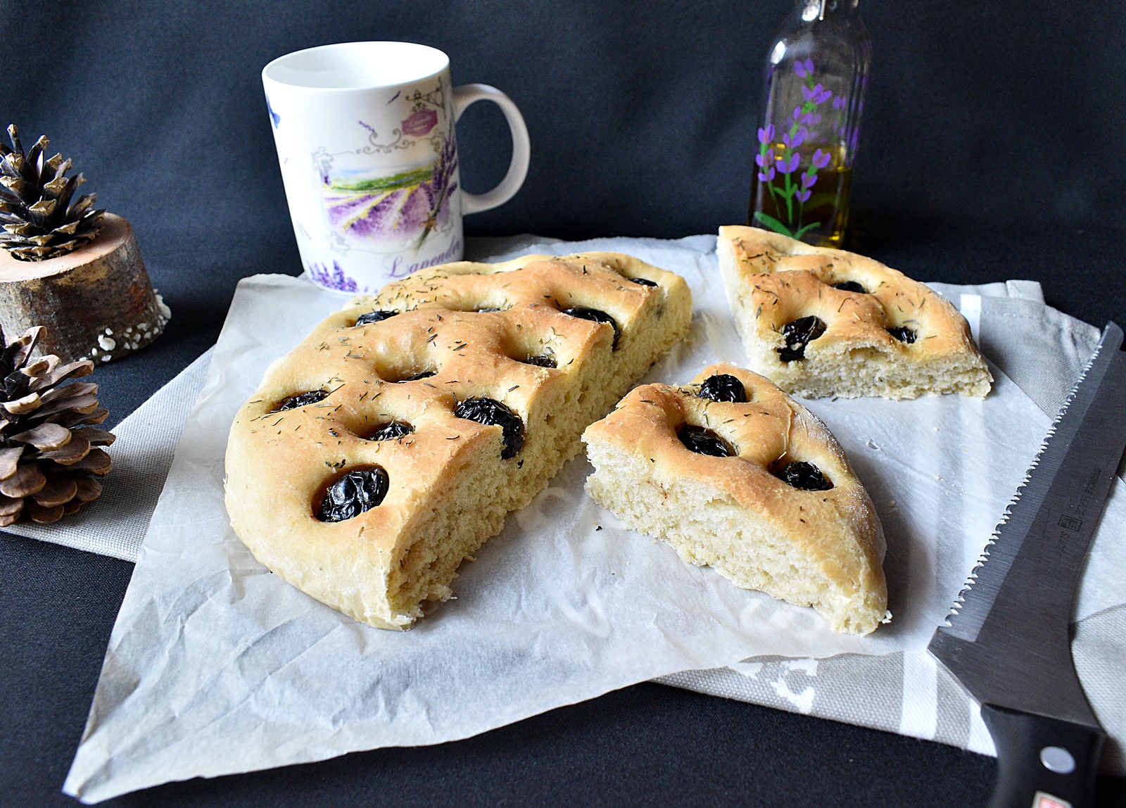 Focaccia cu masline si rozmarin