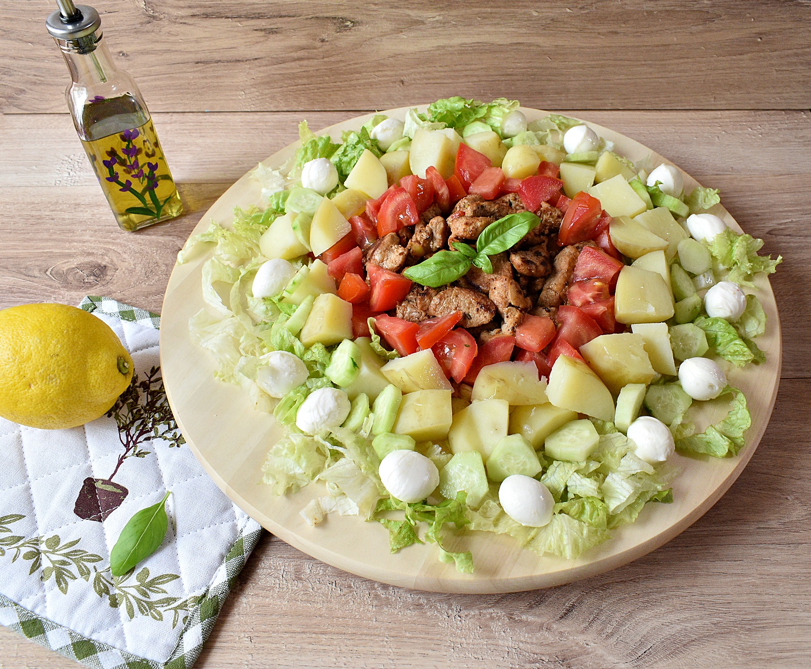 Salata cu muschiulet, cartofi noi si mozzarella