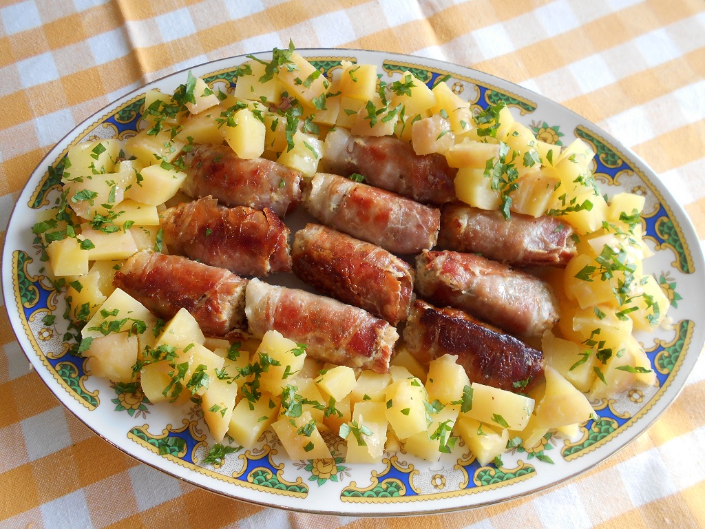 Mini rulouri din carne tocata de porc, in bacon, cu cartofi natur