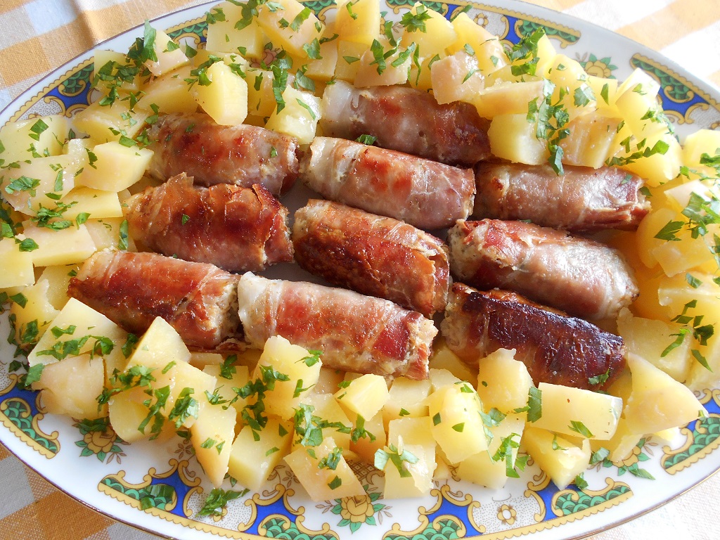 Mini rulouri din carne tocata de porc, in bacon, cu cartofi natur