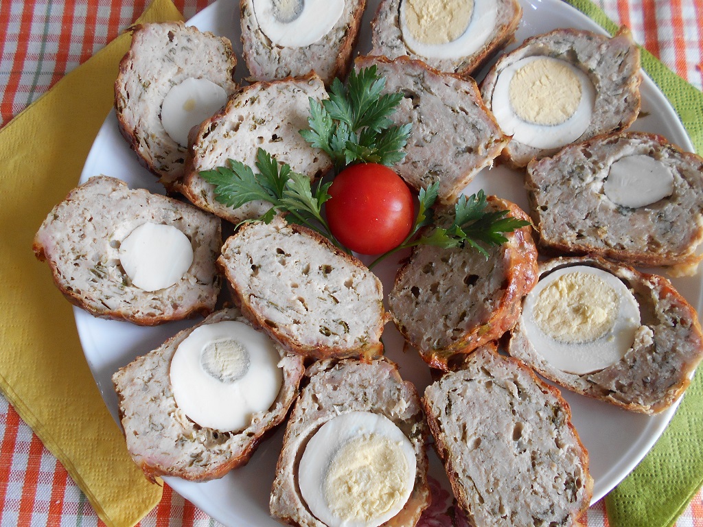 Mini rulada aperitiv, din carne tocata de porc