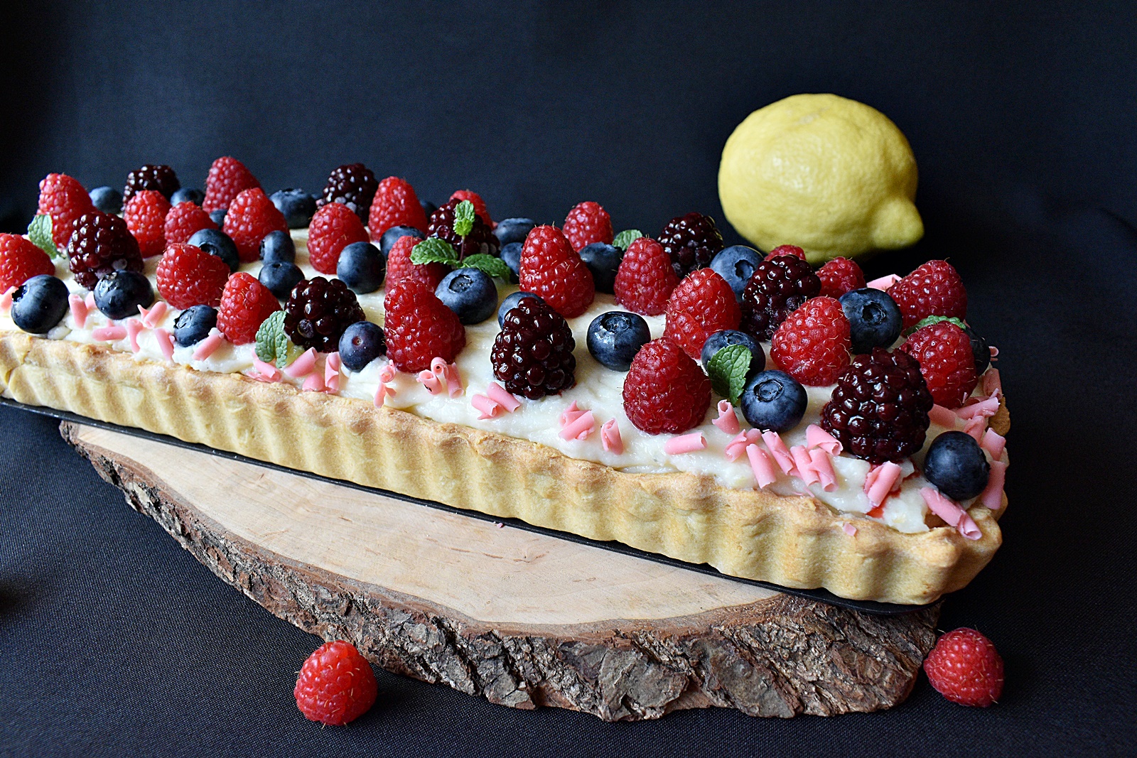 Desert tarta cu crema de lamaie si fructe de padure