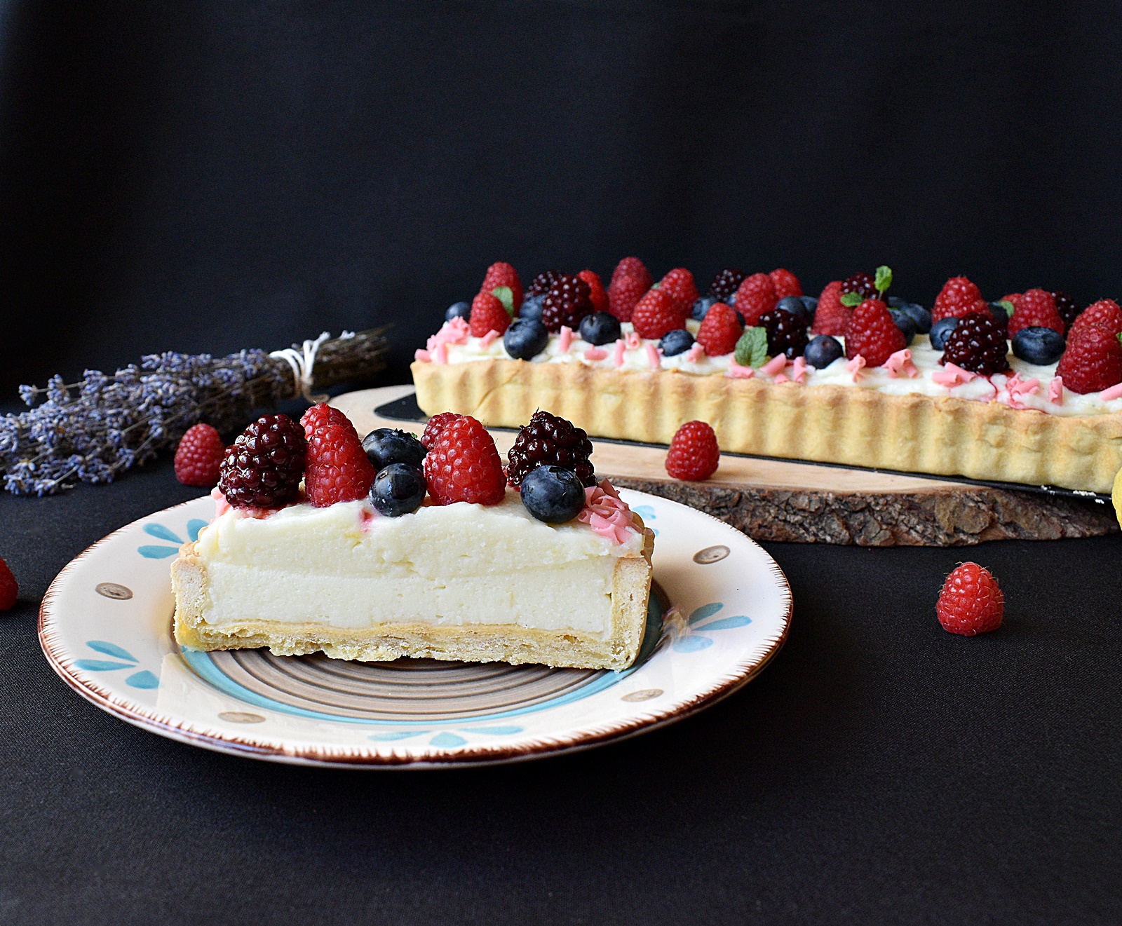 Desert tarta cu crema de lamaie si fructe de padure