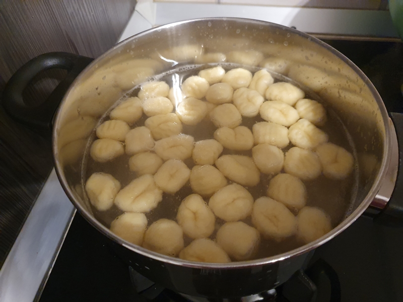 Gnocchi cu creveti in sos de portocale